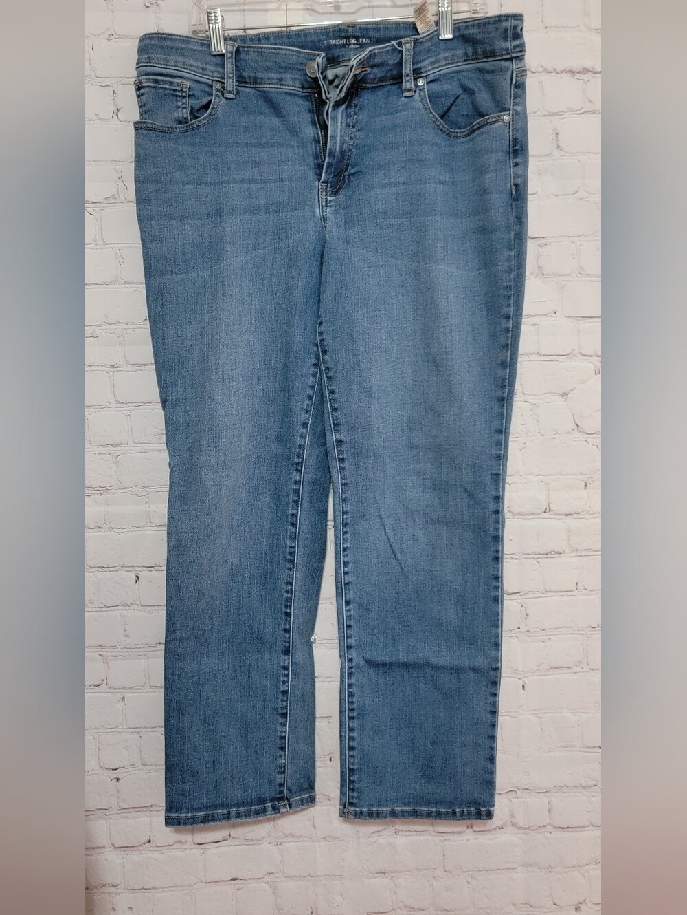 Chicos Straight Leg Women's Jeans in Light Blue Wash Size 2 Short (L).